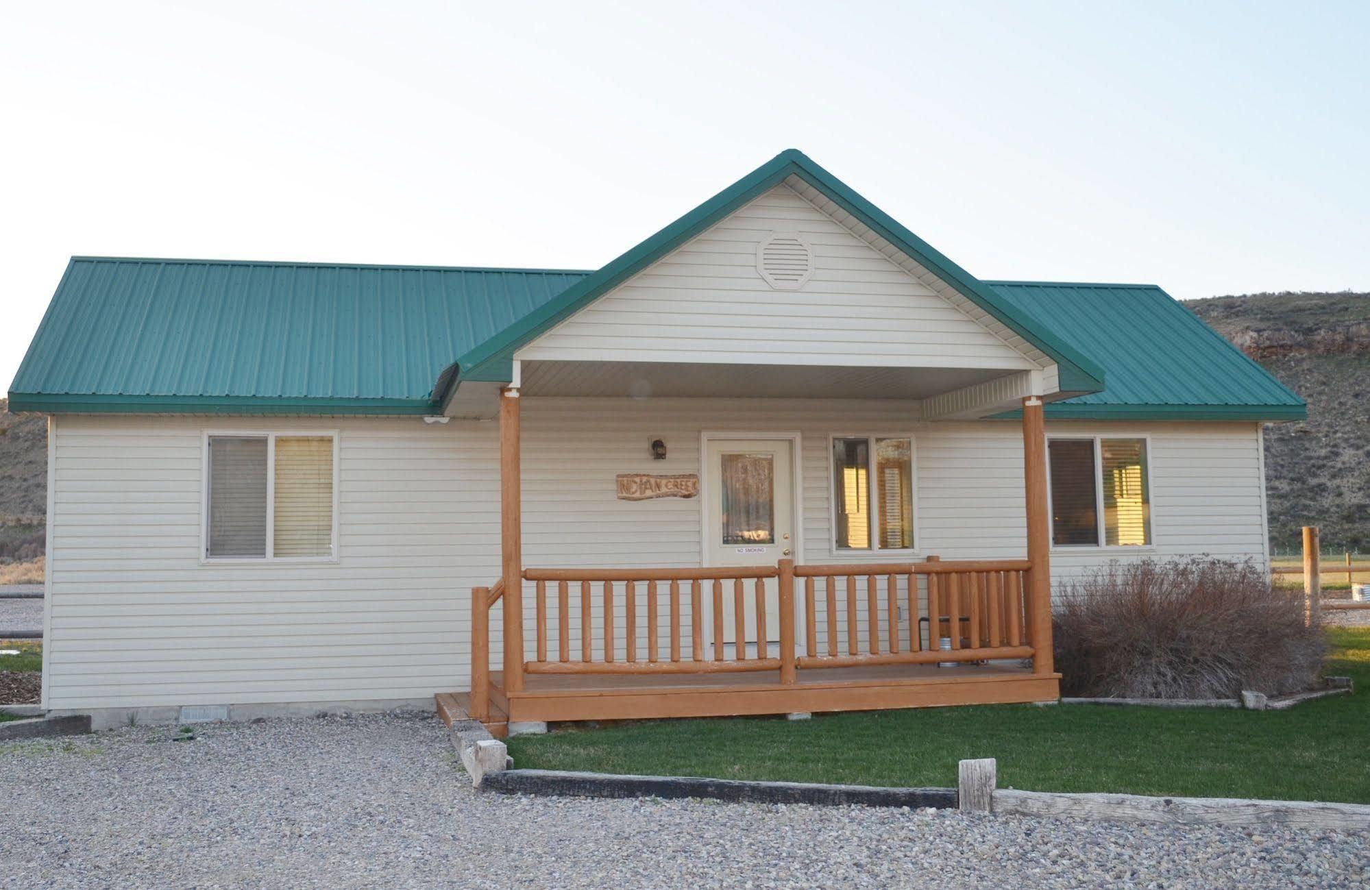 Sleepy J Cabins Swan Valley Exterior photo
